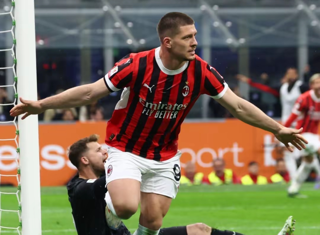 加时末段体能课后，门兴格拉德巴赫远射贴柱备战意大利杯，引发热议，赛程密集仍需轮换的简单介绍